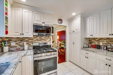 10 Dellview Dr, Edison, NJ 08820 photo 16