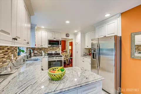 10 Dellview Dr, Edison, NJ 08820 photo 15