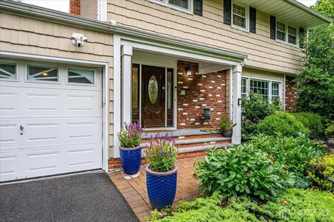 10 Dellview Dr, Edison, NJ 08820 photo 5