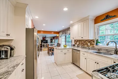 10 Dellview Dr, Edison, NJ 08820 photo 12