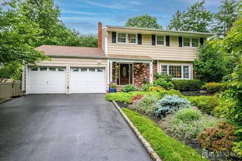 10 Dellview Dr, Edison, NJ 08820 photo 2