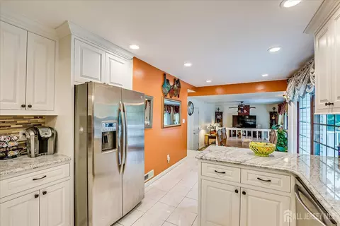10 Dellview Dr, Edison, NJ 08820 photo 13