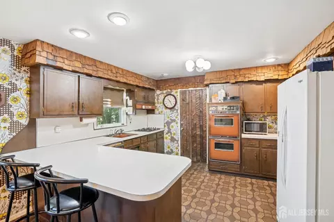 Kitchen - 2 Christopher Ct, Edison, NJ 08820 photo 2 of 4