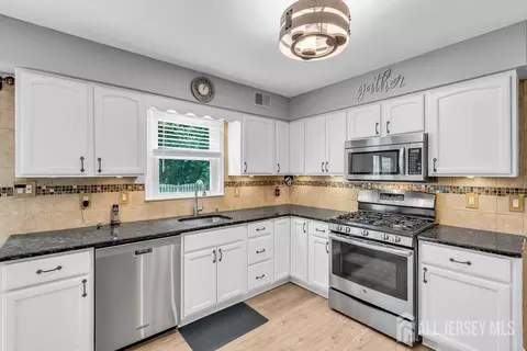 19 Bartlett Ct, Matawan, NJ 07747 photo 12