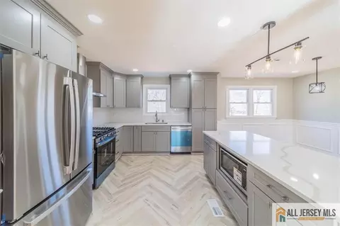 162 Barbara Pl, Middlesex, NJ 08846 photo 5
