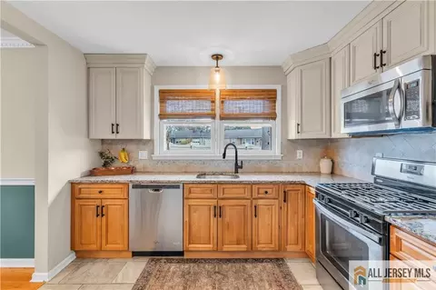 110 Oak Dr, Middlesex, NJ 08846 photo 13