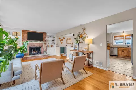 110 Oak Dr, Middlesex, NJ 08846 photo 4