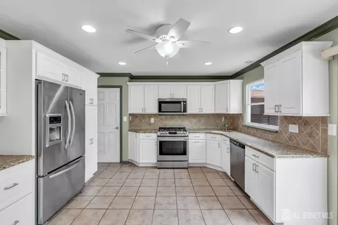Kitchen - 27 Brookside Rd, Edison, NJ 08817 photo 2 of 4
