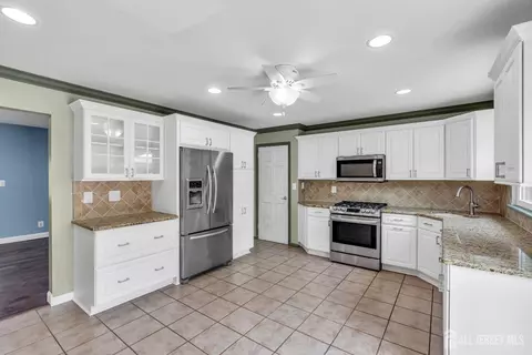 Kitchen - 27 Brookside Rd, Edison, NJ 08817 photo 4 of 4