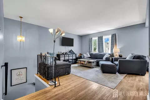 557 Howard Ave, Middlesex, NJ 08846 photo 4