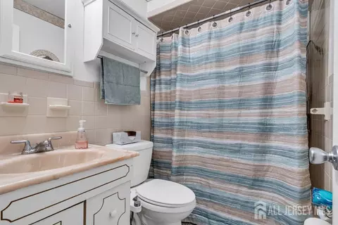 557 Howard Ave, Middlesex, NJ 08846 photo 11