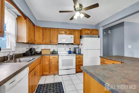 557 Howard Ave, Middlesex, NJ 08846 photo 6