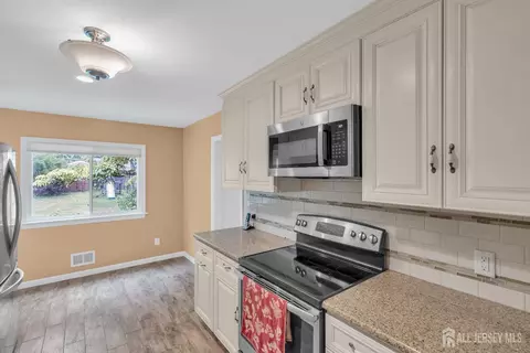 22 Colonial Dr, Matawan, NJ 07747 photo 6
