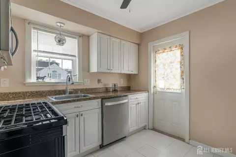 Entry Way - 324 Greene Ave, Middlesex, NJ 08846 photo 2 of 2