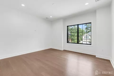 Bedroom - 28 Harding Ave, Edison, NJ 08820 photo 5 of 9