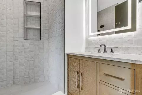 Bath - 28 Harding Ave, Edison, NJ 08820 photo 7 of 10