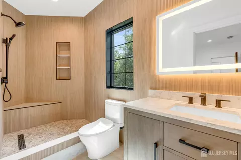 Bath - 28 Harding Ave, Edison, NJ 08820 photo 4 of 10