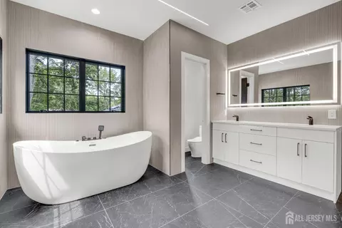 Bath - 28 Harding Ave, Edison, NJ 08820 photo 2 of 10