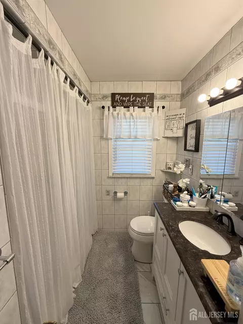 Bath - 301 Harris Ave, Middlesex, NJ 08846 photo 1 of 3