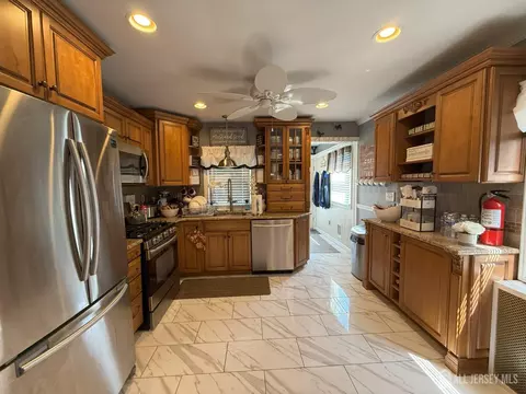 Kitchen - 301 Harris Ave, Middlesex, NJ 08846 photo 2 of 4