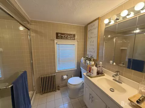 Bath - 301 Harris Ave, Middlesex, NJ 08846 photo 2 of 3