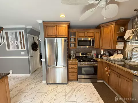 Kitchen - 301 Harris Ave, Middlesex, NJ 08846 photo 3 of 4