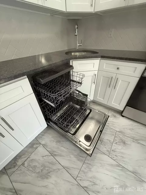 Kitchen - 3 Park Gate Dr, Edison, NJ 08820 photo 7 of 9