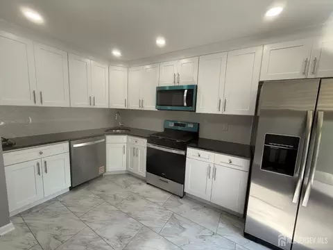 Kitchen - 3 Park Gate Dr, Edison, NJ 08820 photo 4 of 9
