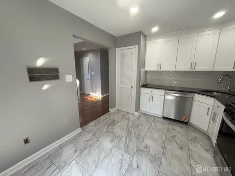 Kitchen - 3 Park Gate Dr, Edison, NJ 08820 photo 5 of 9