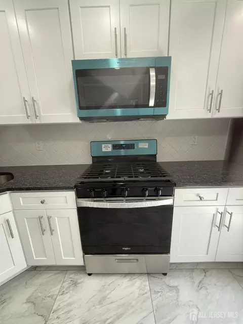 Kitchen - 3 Park Gate Dr, Edison, NJ 08820 photo 6 of 9