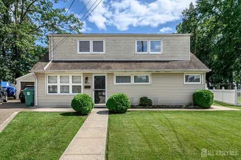 7 Lynn Ct, Edison, NJ 08817