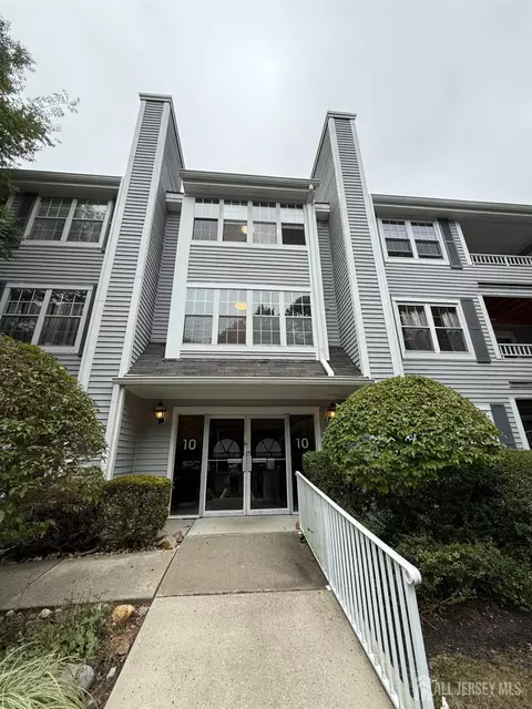 1007 Meadow Ct, Helmetta, NJ 08828