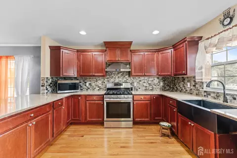 300 Runyon Ave, Middlesex, NJ 08846 photo 7