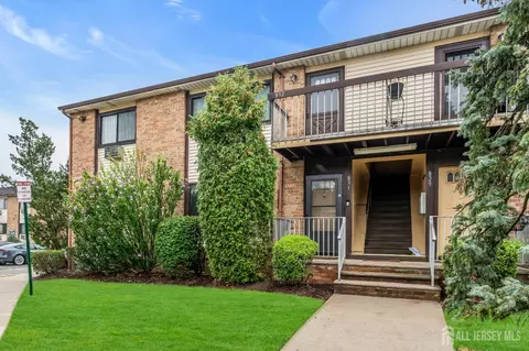 831 Cricket Ln, Woodbridge, NJ 07095