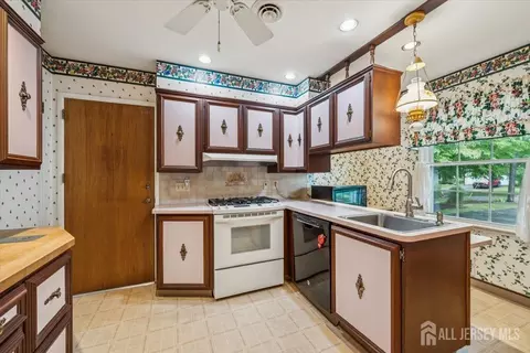 50 Glen Gary Rd, Middlesex, NJ 08846 photo 4