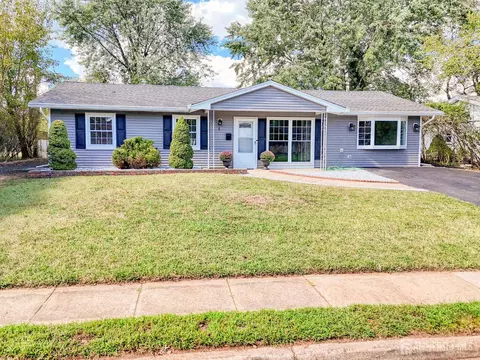 5 Norwood Ave, Monroe, NJ 08831