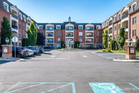 109 Regency Pl, Woodbridge, NJ 07095