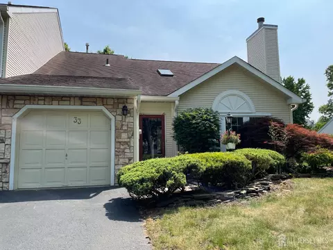 33 NE Hancock Ln, Manalapan, NJ 07726