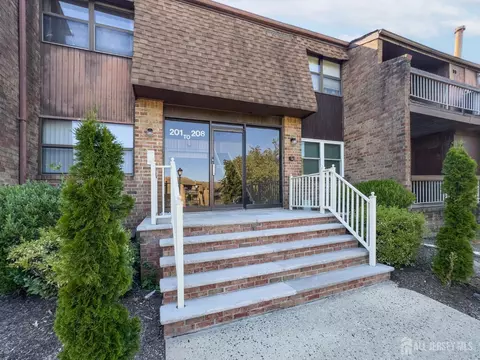206 Sharon Garden Ct, Woodbridge, NJ 07095