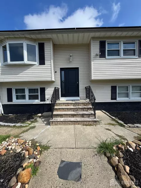670 Franklin Dr, Perth Amboy, NJ 08861
