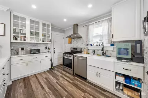 Kitchen - 142 Vogel Pl, Middlesex, NJ 08846 photo 2 of 3
