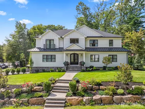 23 Quaker Dr, East Brunswick, NJ 08816