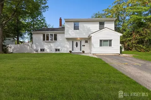 5 Waverly Dr E, Edison, NJ 08817