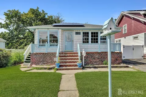 402 East Ave, Sewaren, NJ 07077