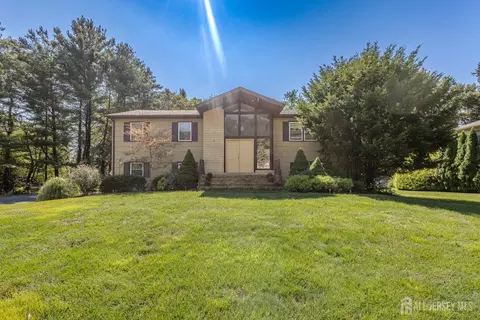 2 Candle Ln, East Brunswick, NJ 08816