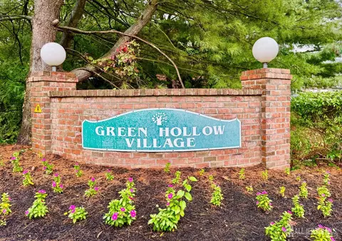 101 Green Hollow Dr, Iselin, NJ 08830