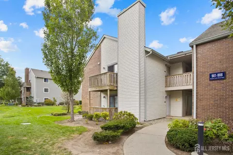 902 Ravens Crest Dr, Plainsboro, NJ 08536
