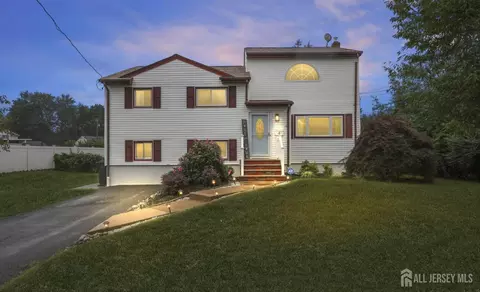 4 Schaeffer Ln, Freehold, NJ 07728