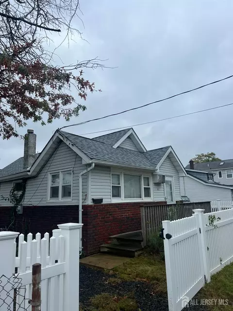 301 Shoreland Cir, Laurence Harbor, NJ 08879