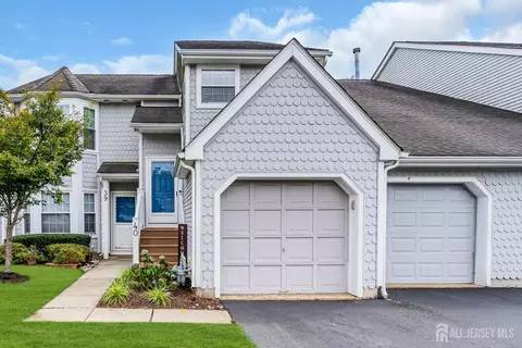 40 Poplar Pl, Freehold, NJ 07728